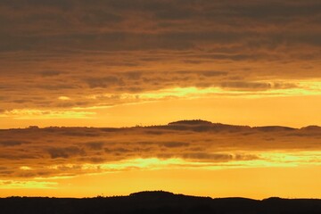 Piękny zachód słońca nad wzgórzami. © Pawel Zabczyk