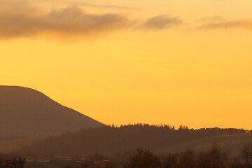 Super zachód słońca nad górą Pendel w okolicy Nelson w Anglii.  © Pawel Zabczyk