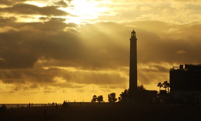 Przepiękny, zjawiskowy, cudny, fantastyczny zachód słońca na wyspie Gran Canaria. Widok na latarnie morską. © Pawel Zabczyk