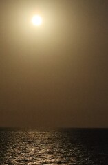 Pełnia księżyca nad oceanem. Łuna światła odbijająca się w falach oceanu. © Pawel Zabczyk