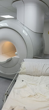 Accident caused by introducing an incompatible metal bed into an MRI examination room