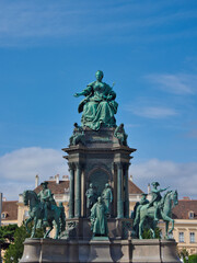 Obraz premium Maria Theresa Monument Vienna on Sunny Day - Impressive bronze statue of the Empress Maria Theresa in front of Hofburg Palace, a historic landmark in Austria.