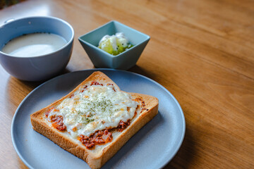 木目のテーブルと朝食