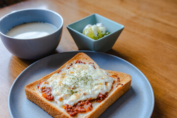 チーズトーストとスープ