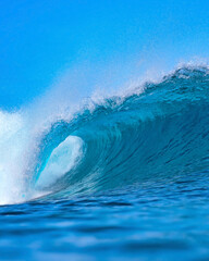 Fototapeta premium CloseUp Ocean Wave Curling With Spray, Majestic Blue Barrel, HighSpeed Capture Of Translucent Water,