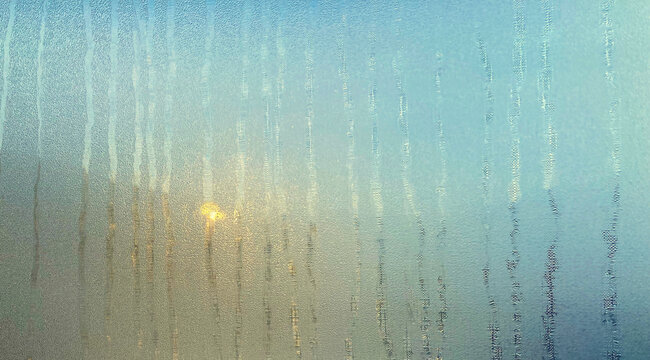 amanecer desde los cristales de una camper autocaravana empa&ntilde;ados con roc&iacute;o de la ma&ntilde;ana en vacaciones ventana con vaho  IMG_4423-as26