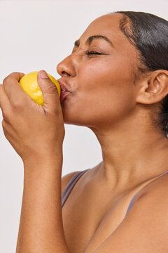Beutiful young woman posing with a lemon 
