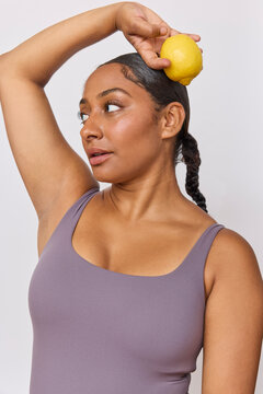 Beutiful young woman posing with a lemon 
