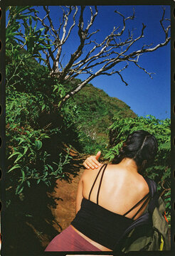 Woman applying sunscreen while hiking the Waihee Ridge Trail in Maui 