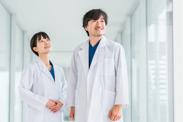 Fototapeta premium Male and female doctors, physicians, medical professionals, doctors, pharmacists, scientists and researchers in hospital corridors