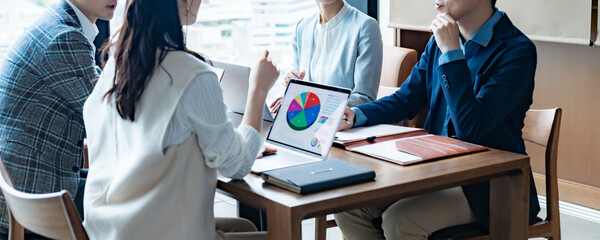 商談を進めるビジネスミーティングの様子