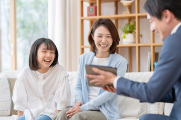 ビジネスマンと話す親子