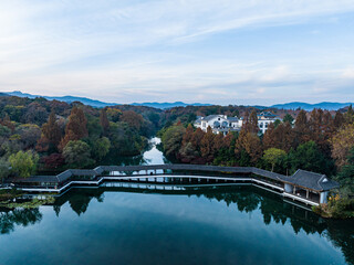 Fototapeta premium West Lake Hangzhou Aerial View with Traditional Architecture and Mountains