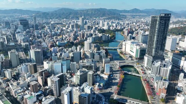 都市と青空の風景ドローン空撮