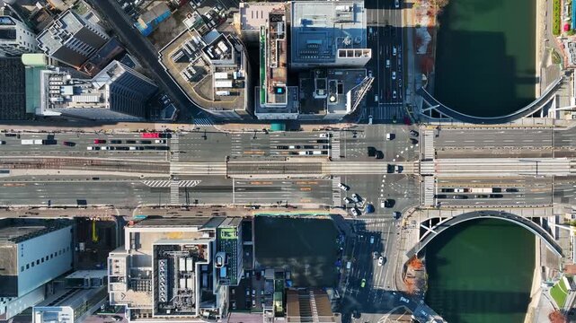 道路、交通、都市、自動車、クルマ、ビル、真俯瞰、ドローン、空撮、社会、日本、路面電車、インフラ、鉄道、市街地、不動産、現代、都会、ゼネコン、デベロッパー、開発、建設、建築、町並み、街、観光、旅行、行政、公共、モビリティ、真上、俯瞰、ハイアングル、鳥瞰図、風景、景観、景色、経済、屋上、物流、ロジスティクス、産業、交差点、ビジネス、経営、テクノロジー、高層ビル、店舗、見下ろす