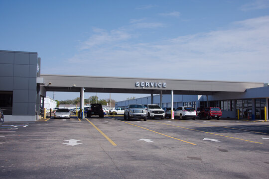 Dayton Andrews Chrysler Dodge Jeep Ram Car Service Center Entrance With Multiple Vehicles Waiting At Auto Dealership Service Bays. Editorial Use Only February 22, 2026 St. Petersburg, FL USA. Cars and