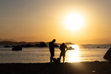 Fototapeta premium silhouette of a couple on the beach