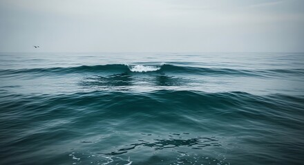 Naklejka premium Ocean waves under cloudy sky