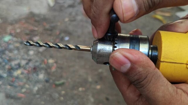 Tightening drill bit with manual chuck key