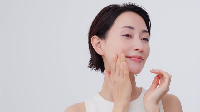 40代の日本女性のスキンケアイメージ