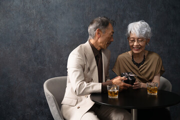 女性に指輪を渡す男性　ライフスタイルイメージ