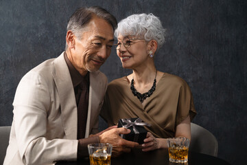 女性に指輪を渡す男性　ライフスタイルイメージ