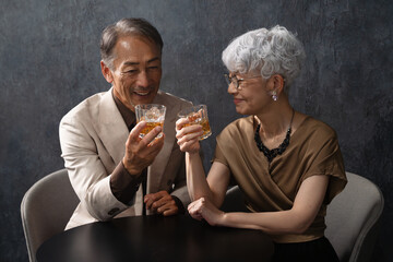 ブランデーを飲むシニア男女　ライフスタイルイメージ