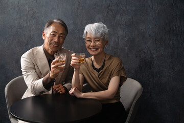 ブランデーを飲むシニア男女　ライフスタイルイメージ