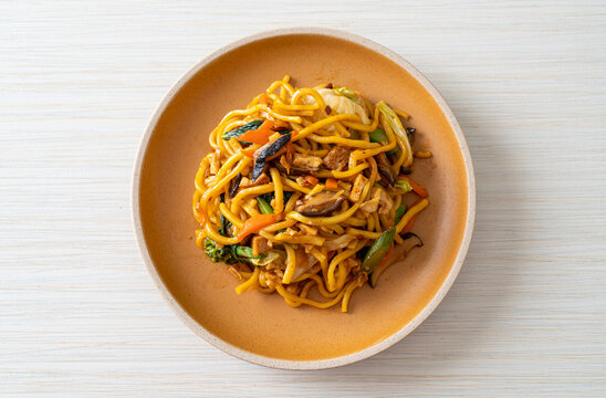 stir-fried yakisoba noodles with vegetable in vegan style
