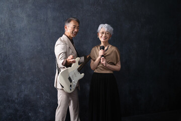 歌を歌う女性とギターを弾く男性　ライフスタイルイメージ