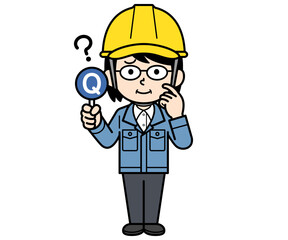 Qの札を持つヘルメットをかぶった現場監督の中年女性