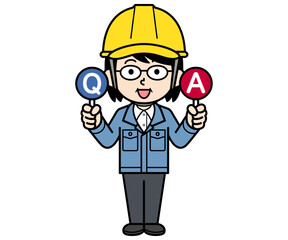 Q＆Aの札を持ったヘルメットをかぶった現場監督の中年女性