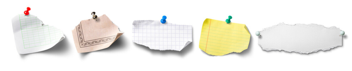 画鋲で留められた、さまざまな紙片のテクスチャー