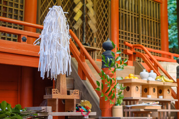 神社の境内に用意された神事の祭壇：大麻（おおぬさ）と供え物