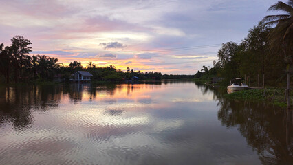 Obraz premium Tropical River Tha Sathon at sunset, Surat Thani, Thailand, Southeast Asia.