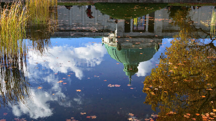 水面に映る、秋の東京国立博物館表慶館