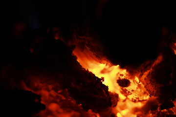 Obraz premium Glowing Embers and Fiery Coals Creating an Intense Warmth in the Dark