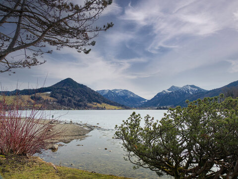 Schliersee lake beach with view to the south. Fischhausen-Neuhaus at the foot of the Mangfall mountains, Brecherspitz and J&auml;gerkamp. East : Hirschgr&ouml;hrkopf. West : The Westerberg
