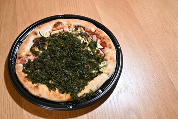 有明海苔をトッピングした茄子とトマトの創作ピッツァ