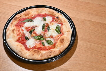 本格ナポリピッツァ：とろけるモッツァレラとバジルのマルゲリータ
