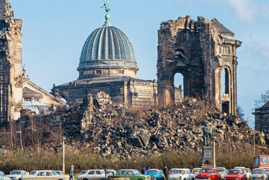 Historisches Foto - Blick auf die zerst&ouml;rte Frauenkirche in Dresden um 1975