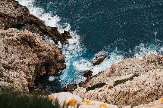 Overhead view of waves crashing on rocky coast, Mirador del Puat