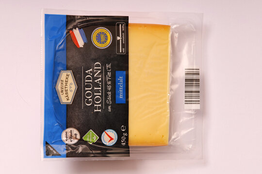 ein St&uuml;ck Holland Gouda mittelalt in Plastikverpackung