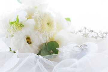 結婚指輪とブーケとティアラ　 © gohan