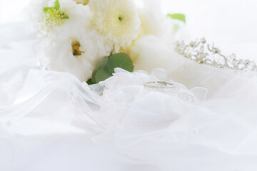 結婚指輪とブーケとティアラ　 © gohan