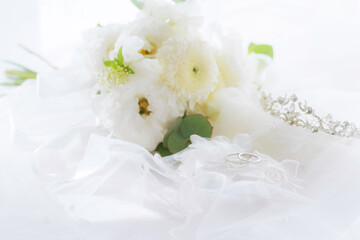 結婚指輪とブーケとティアラ　 © gohan