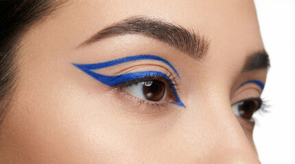 Naklejka premium Close-up beauty shot of vibrant electric blue graphic eyeliner isolated on white