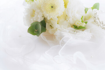 結婚指輪とブーケとティアラ　 © gohan