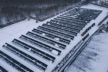 Obraz premium Solar panels with snow accumulation in natural setting