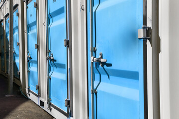 コンテナ倉庫の扉